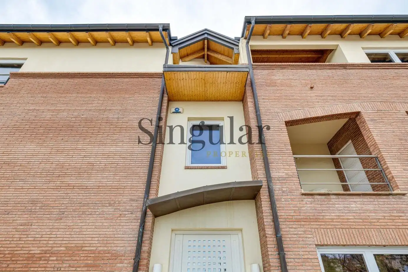 Vista exterior de Casa o xalet en venda en Esplugues de Llobregat amb Calefacció, Piscina i Jacuzzi