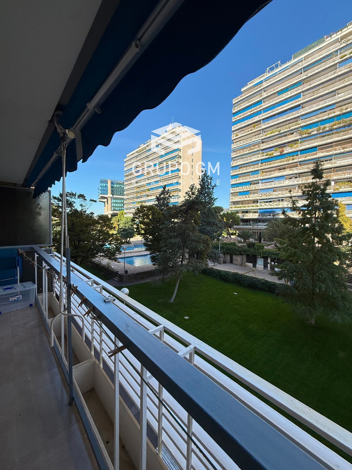 Vista exterior de Pis de lloguer en  Madrid Capital amb Aire condicionat, Calefacció i Jardí privat