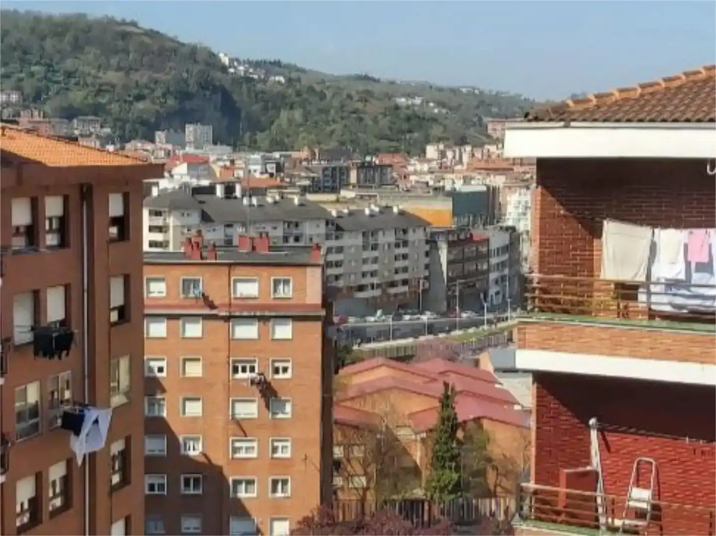 Vista exterior de Pis en venda en Bilbao  amb Balcó