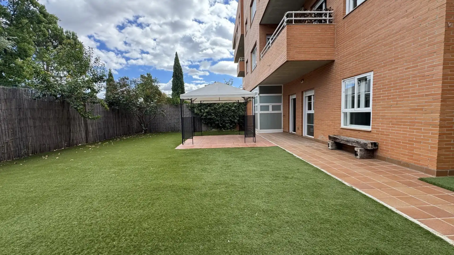 Planta baja de alquiler en Sector B