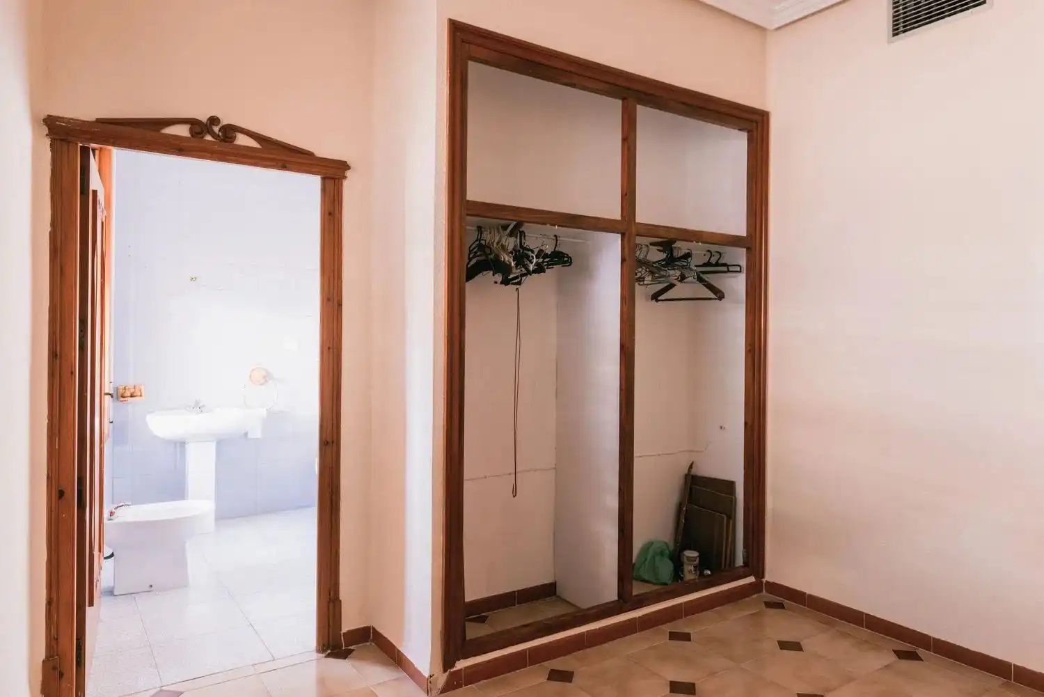 Houses for sale in Socuéllamos  with Air Conditioner, Terrace and Storage room