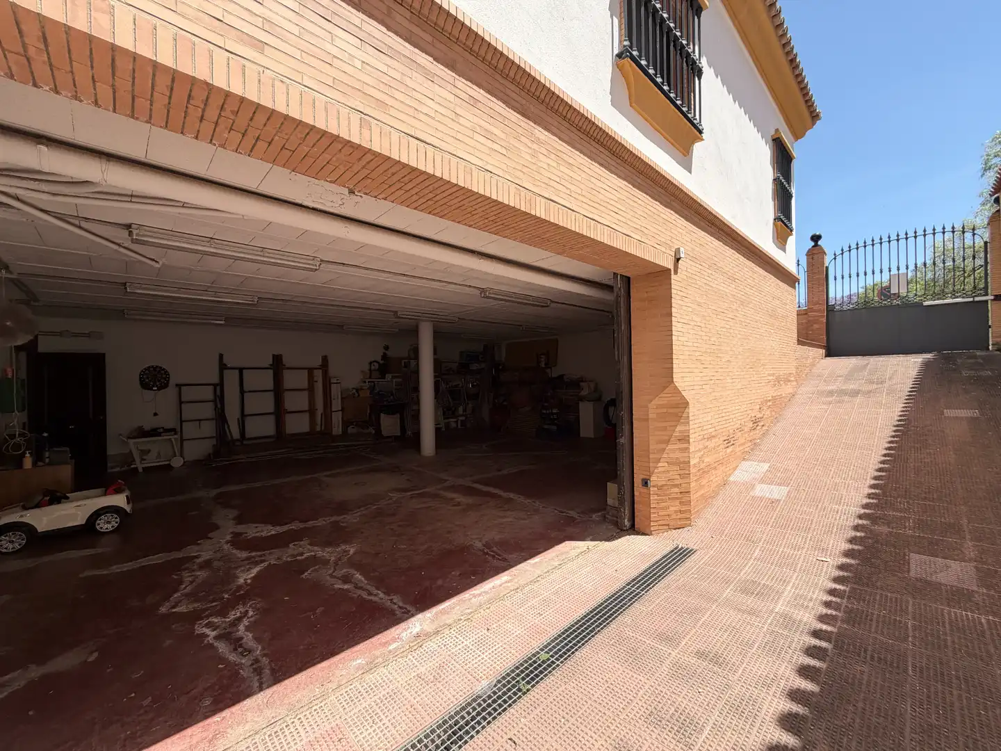 Aparcament de Casa o xalet en venda en Bormujos amb Aire condicionat, Jardí privat i Terrassa