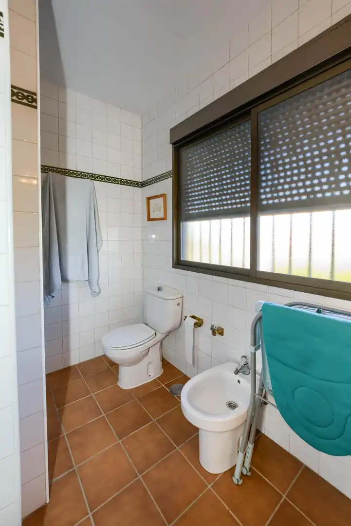 Bany de Casa o xalet en venda en Espartinas amb Aire condicionat, Jardí privat i Terrassa