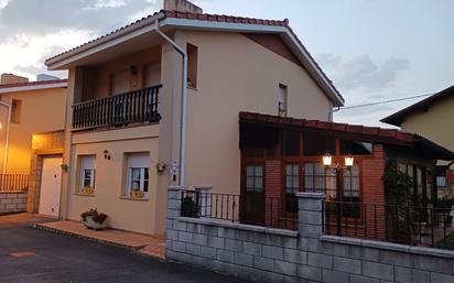 Vista exterior de Casa o xalet en venda en Camargo amb Calefacció, Jardí privat i Terrassa