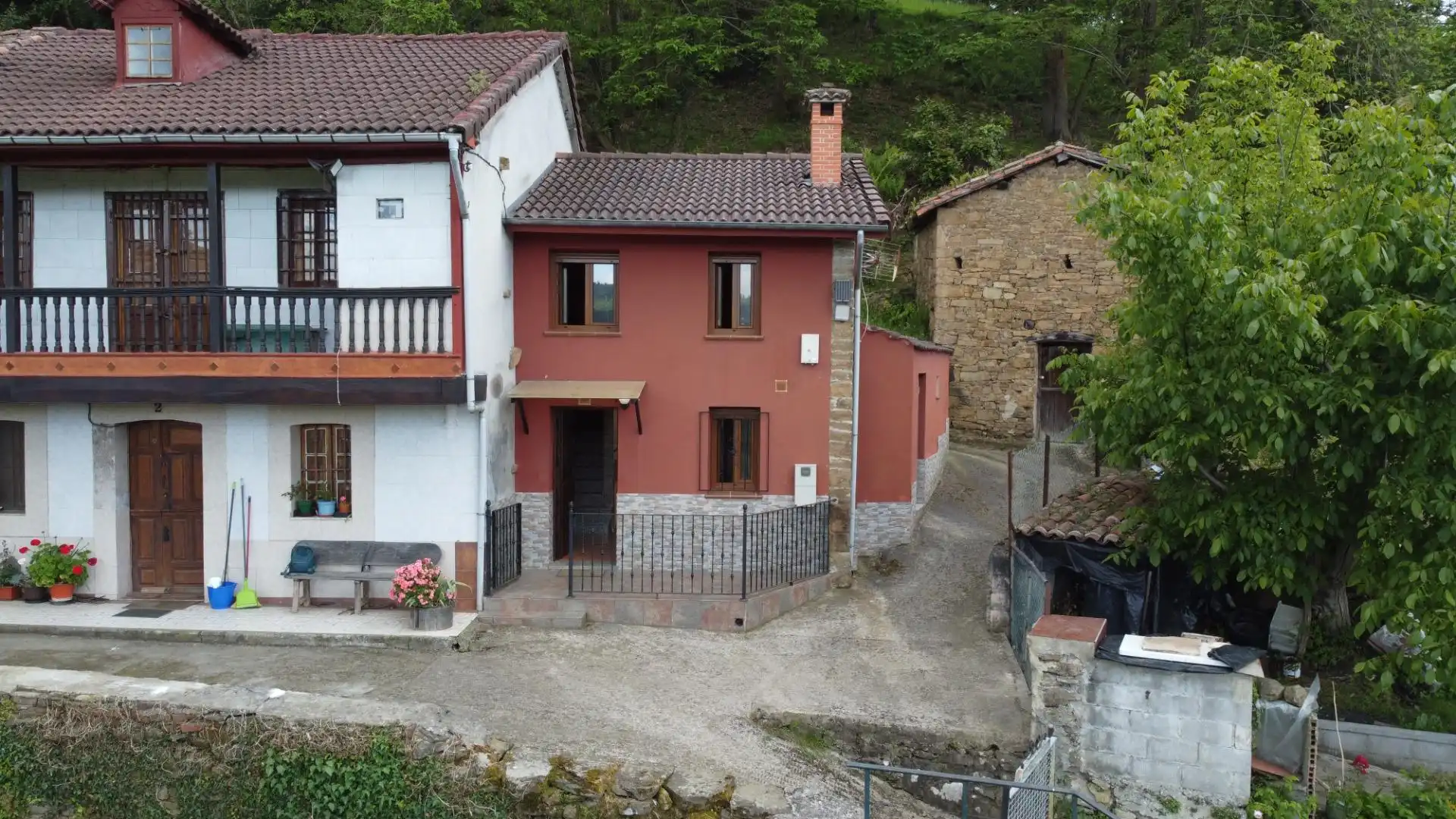 Vista exterior de Finca rústica en venda en San Martín del Rey Aurelio amb Calefacció