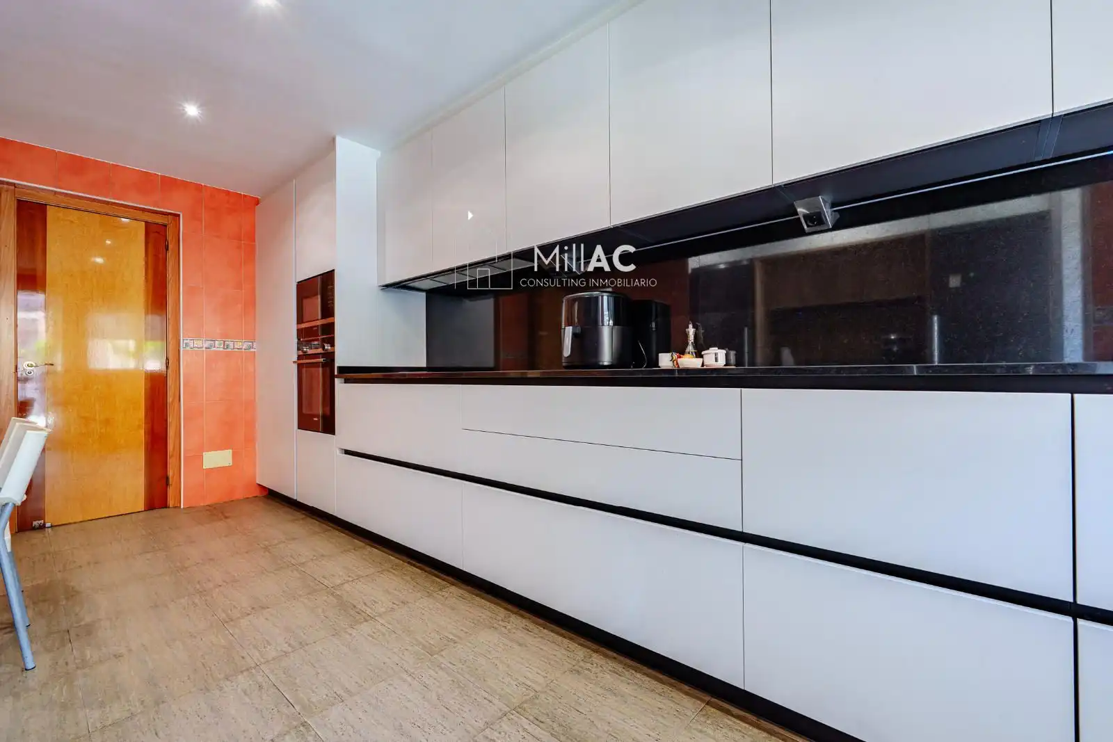 Cocina de Casa adosada en venta en Madrid con Aire acondicionado, Calefacción y Jardín privado