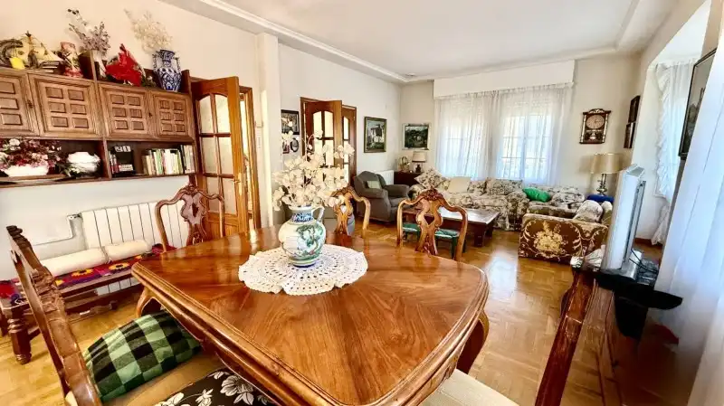 Sala d'estar de Casa o xalet en venda en El Espinar amb Calefacció, Jardí privat i Parquet