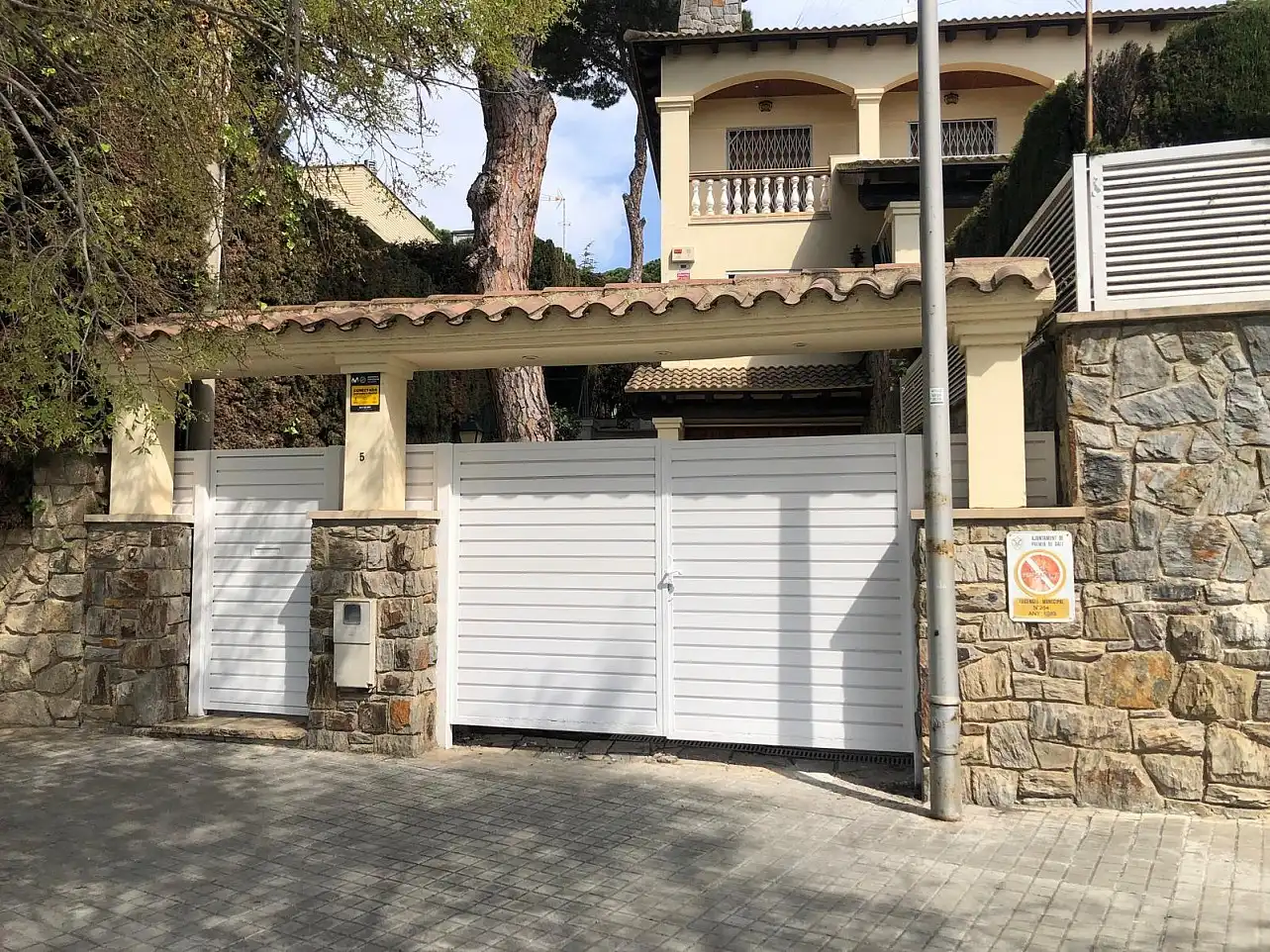 Vista exterior de Casa o xalet de lloguer en Premià de Dalt amb Aire condicionat, Calefacció i Jardí privat
