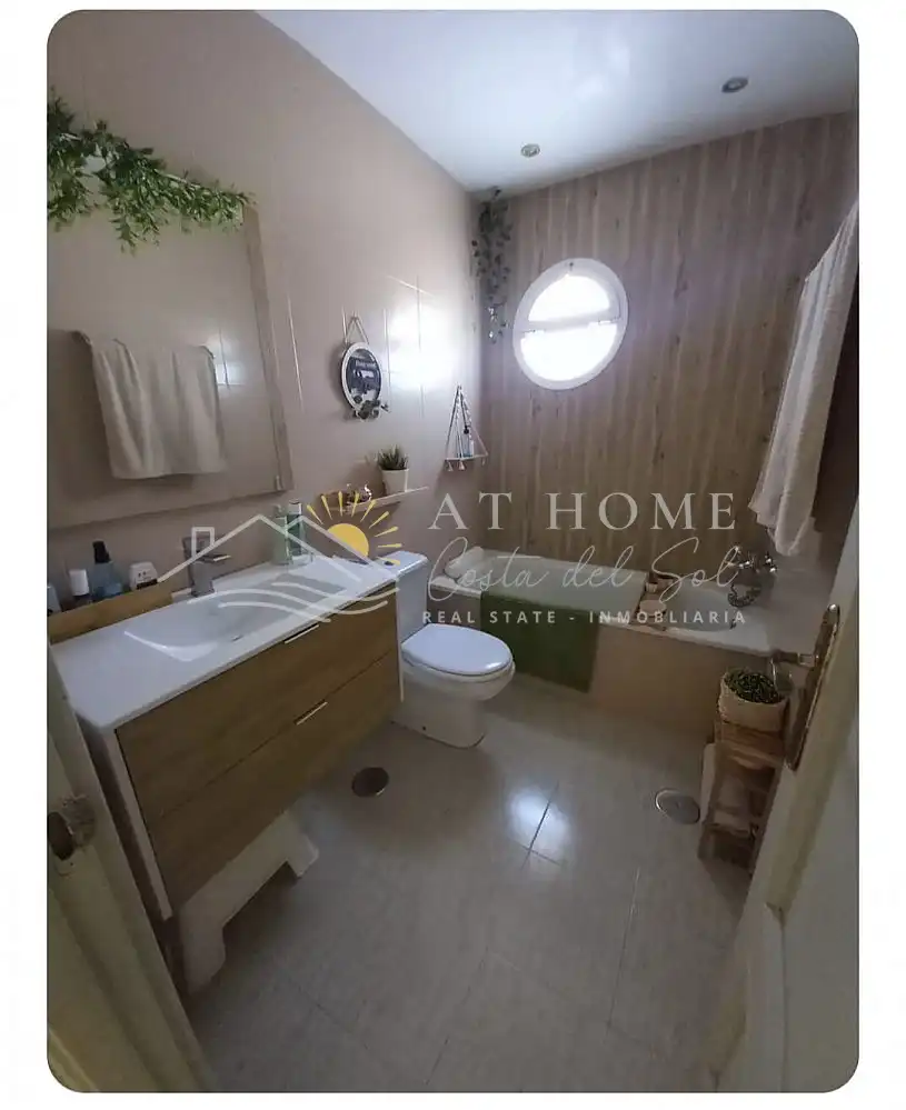 Baño de Apartamento de alquiler en Benalmádena con Terraza y Piscina