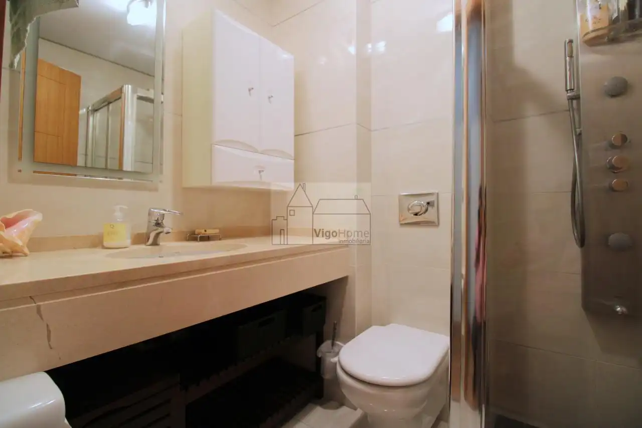 Bathroom of Flat for rent in Vigo   with Heating, Swimming Pool and Furnished