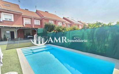 Vista exterior de Casa adosada en venda en Ugena amb Aire condicionat, Terrassa i Piscina