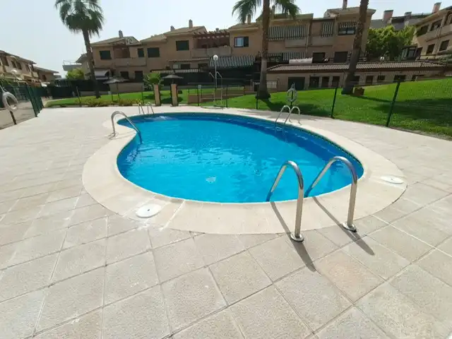 Piscina de Casa adosada en venda en Cáceres amb Parquet i Traster