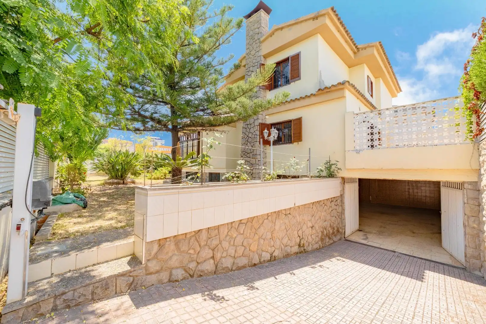 Vista exterior de Casa o xalet en venda en Benicasim / Benicàssim amb Balcó i Piscina comunitària