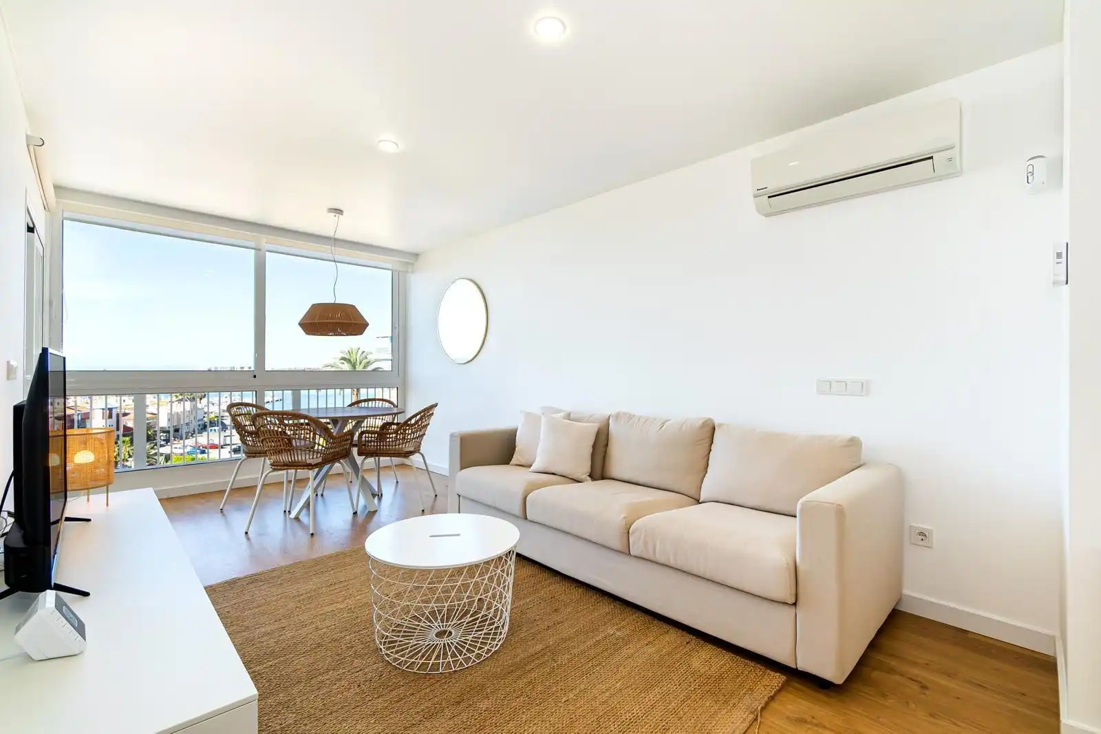 Sala de estar de Apartamento de alquiler en Torrevieja con Aire acondicionado, Calefacción y Terraza