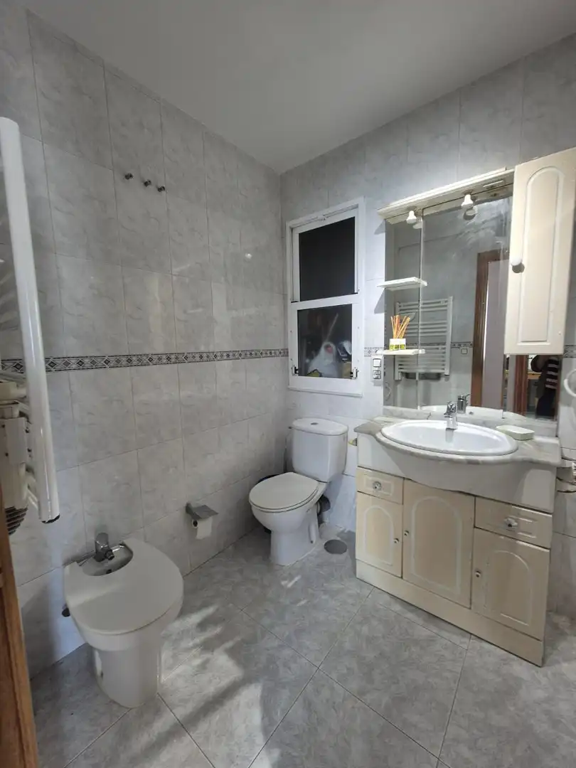 Baño de Piso de alquiler en A Coruña Capital  con Calefacción y Amueblado