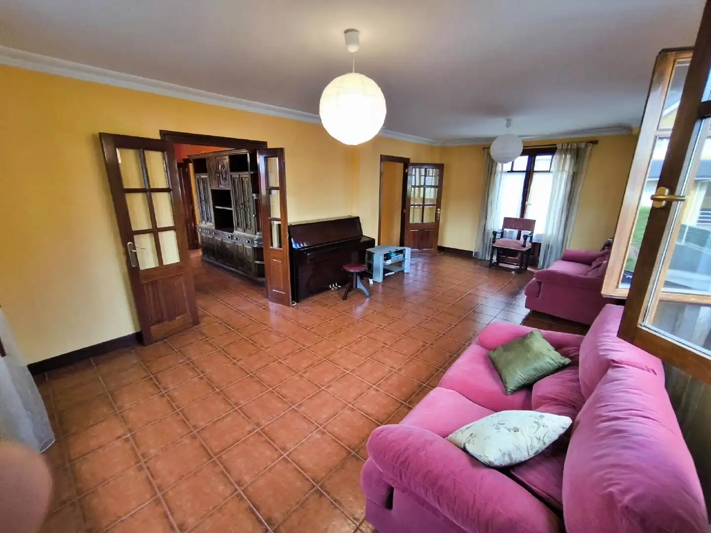 Sala d'estar de Casa o xalet en venda en Castro-Urdiales