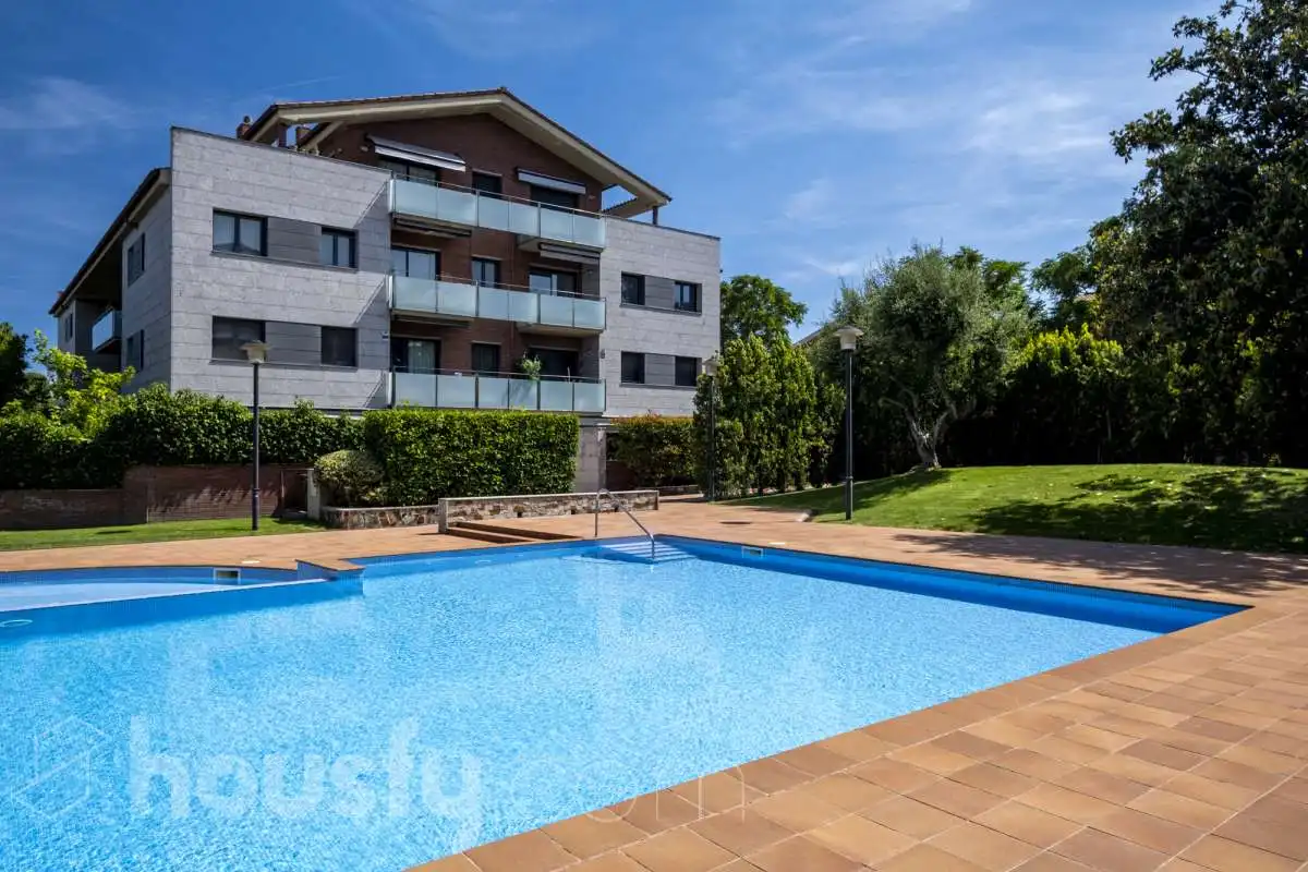 Swimming pool of Flat for sale in Sant Cugat del Vallès  with Air Conditioner, Heating and Private garden