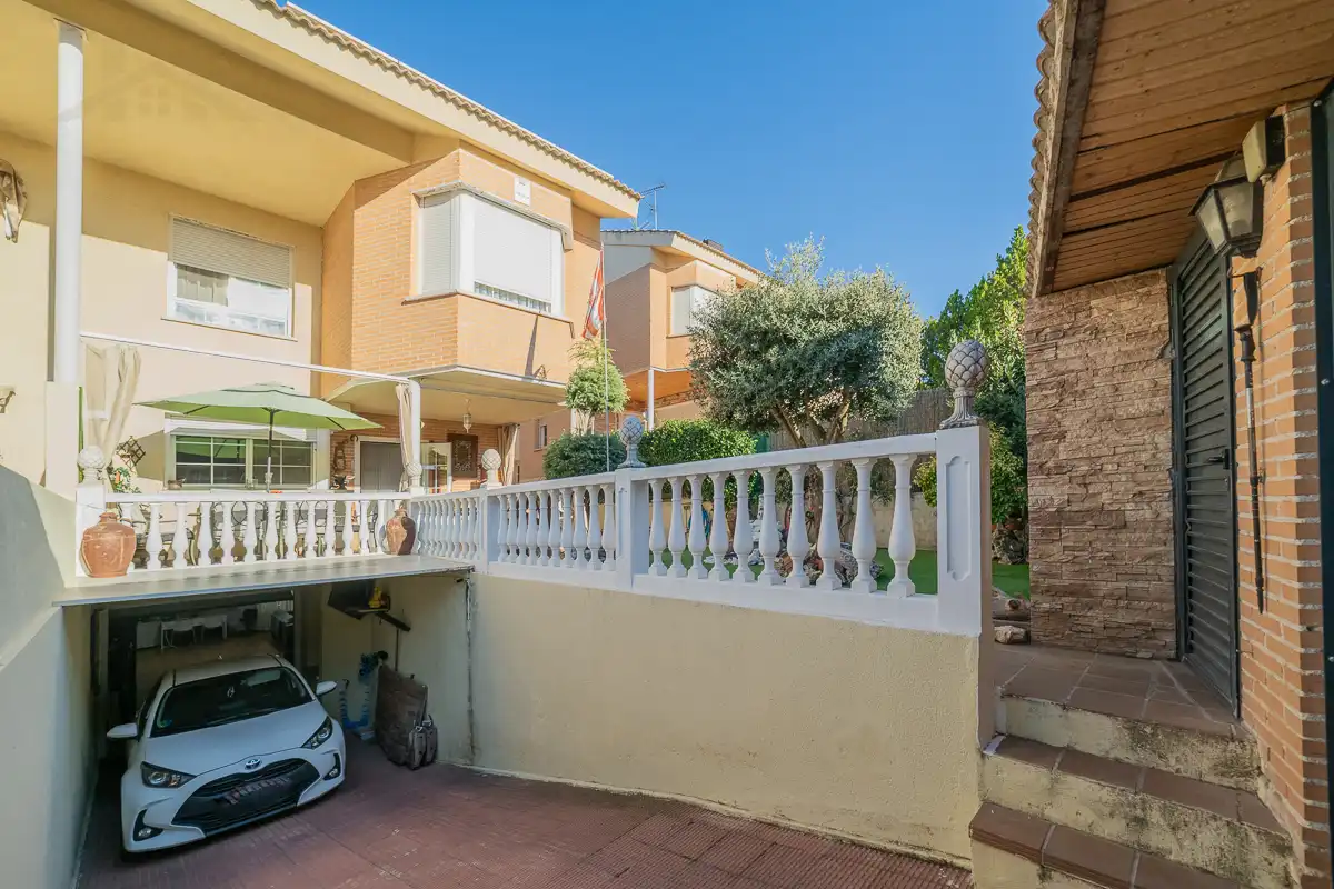 Casa aparellada amb terrassa en venda a Calle Sierra de Gredos 64, imagen 9