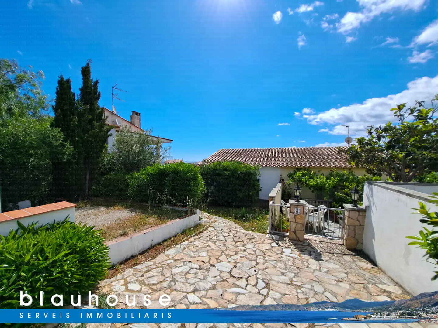 Vista exterior de Casa adosada en venda en Llançà amb Jardí privat, Parquet i Terrassa