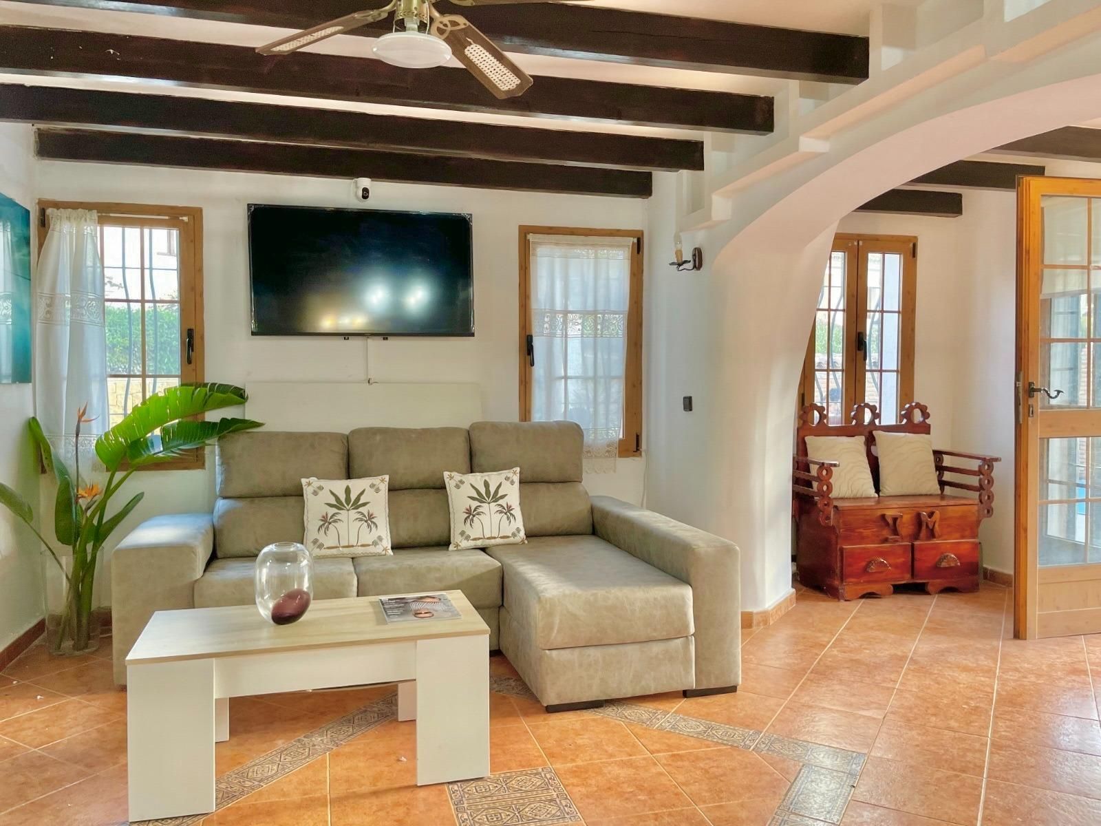 Sala d'estar de Casa o xalet en venda en Marbella amb Calefacció, Jardí privat i Terrassa