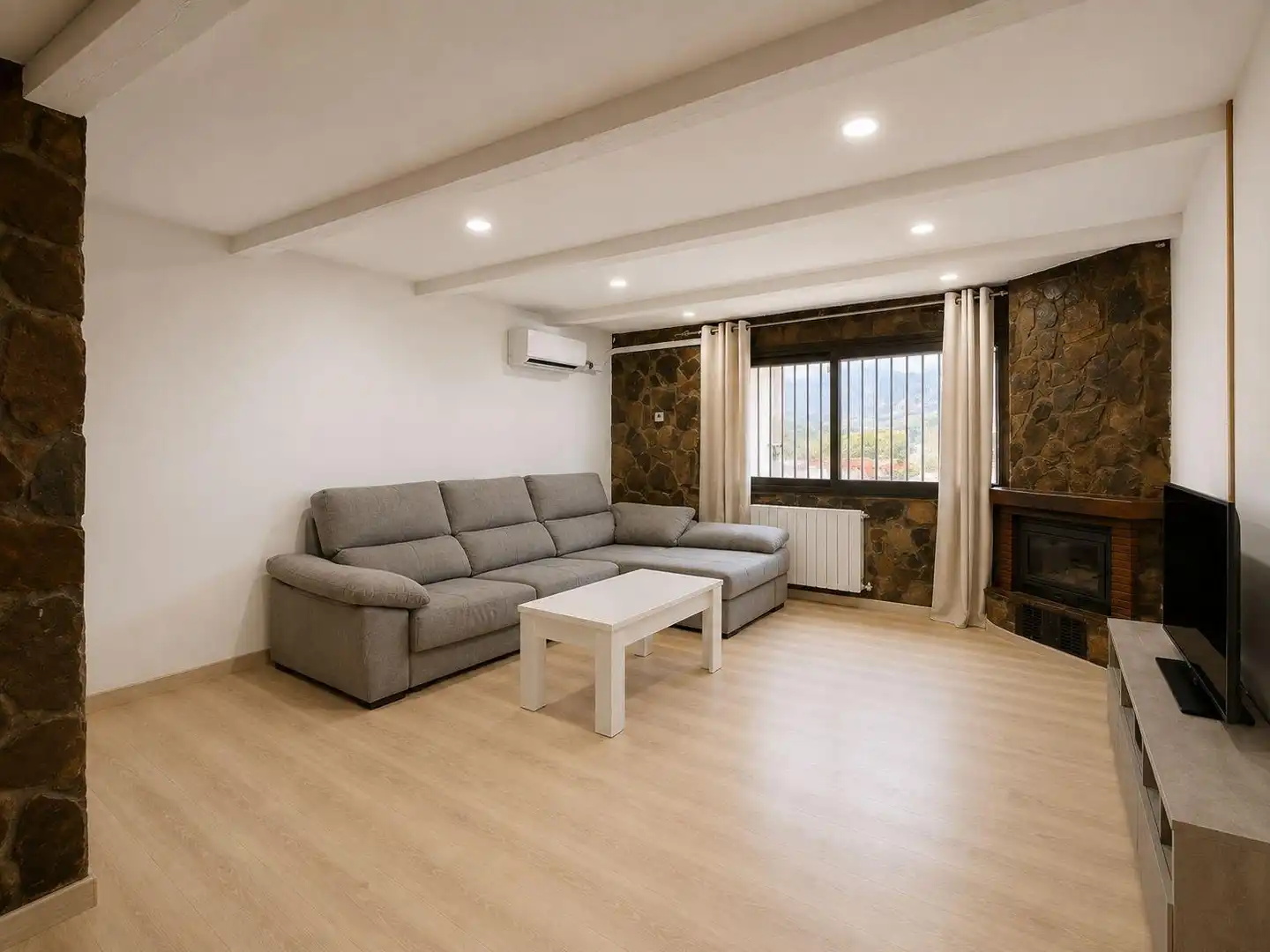 Sala de estar de Casa o chalet en venta en Esparreguera con Aire acondicionado, Calefacción y Jardín privado