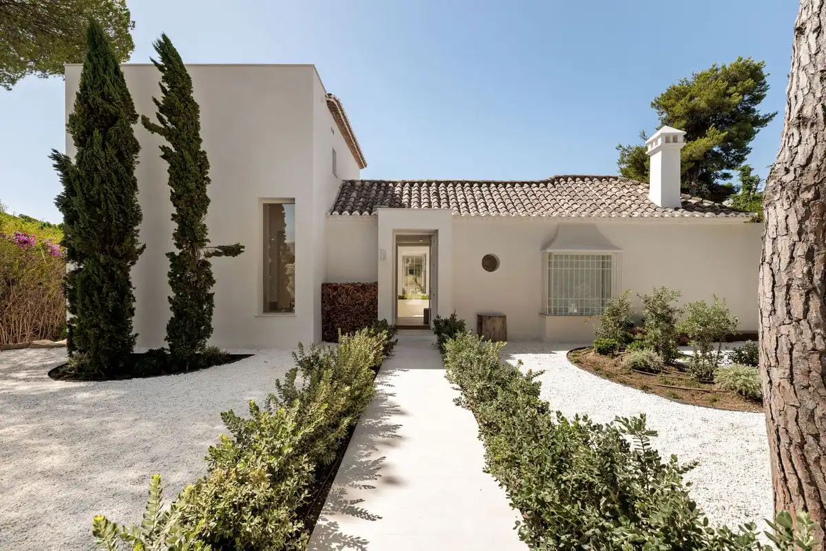 Vista exterior de Casa o xalet en venda en Estepona amb Aire condicionat, Jardí privat i Terrassa