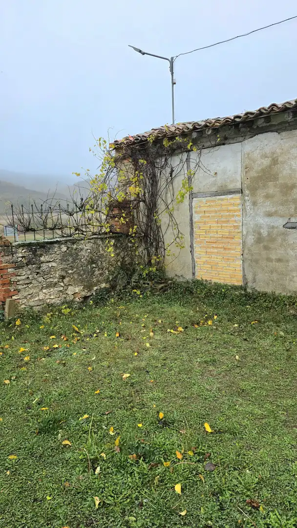 Casa adosada en venda en Valle de Valdelucio