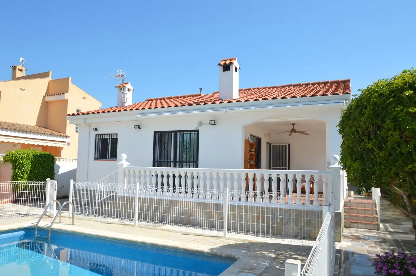 Vista exterior de Casa o xalet en venda en Vinaròs amb Jardí privat, Terrassa i Piscina