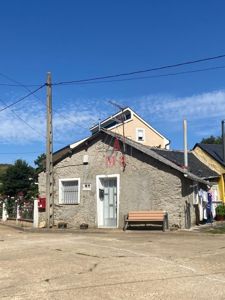 Vista exterior de Casa o xalet en venda en Villagatón amb Calefacció