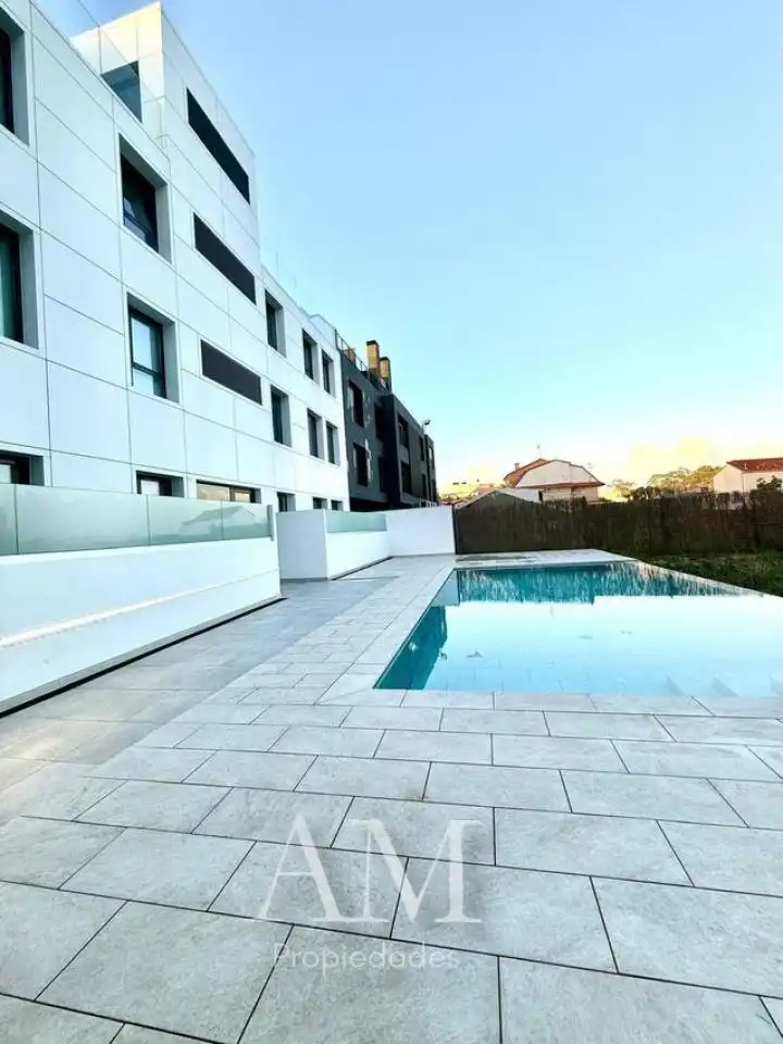 Piscina de Piso de alquiler en Vigo  con Calefacción, Terraza y Trastero