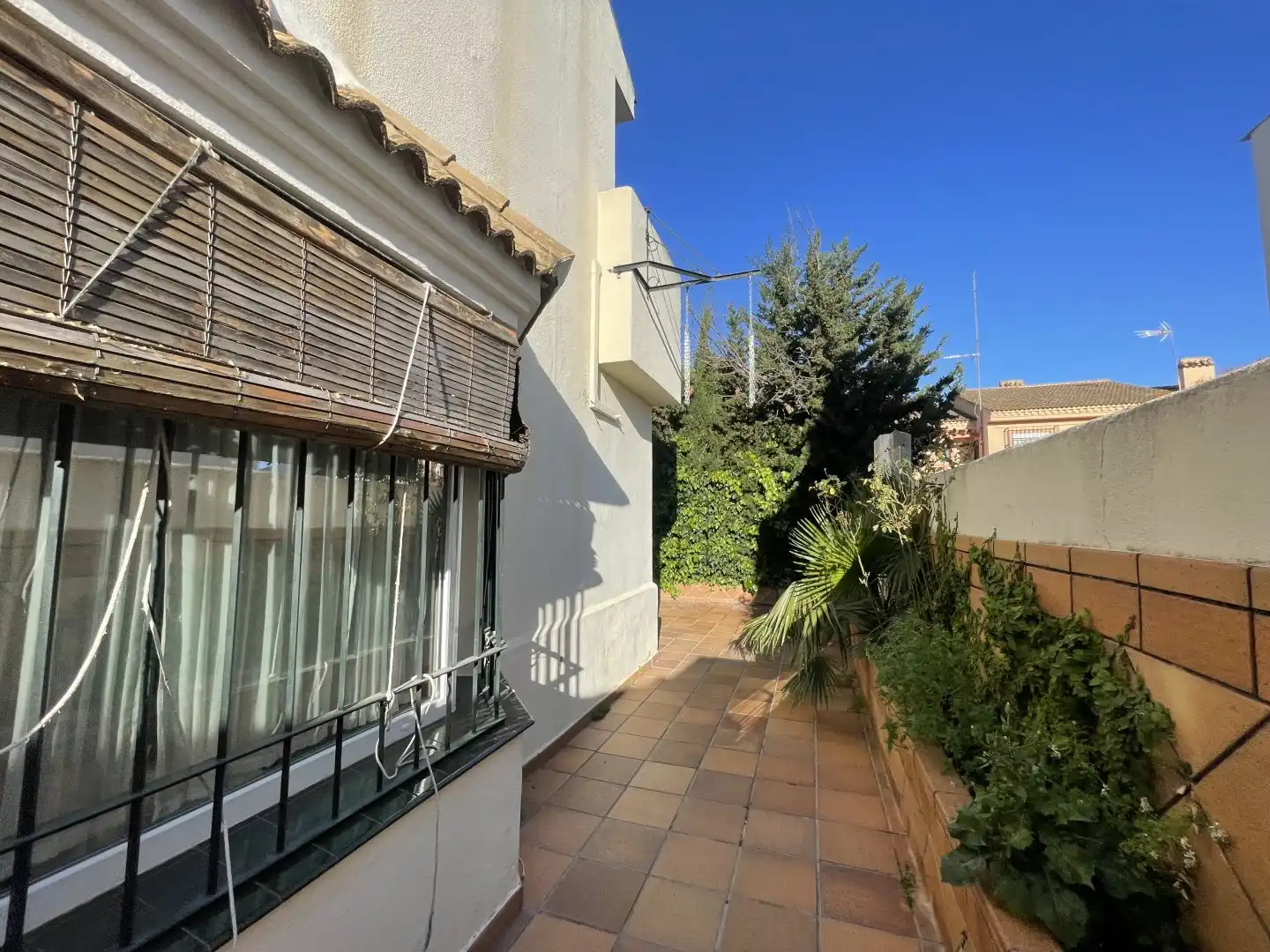 Außenansicht von Einfamilien-Reihenhaus zum Verkauf in Gines mit Klimaanlage, Heizung und Abstellraum