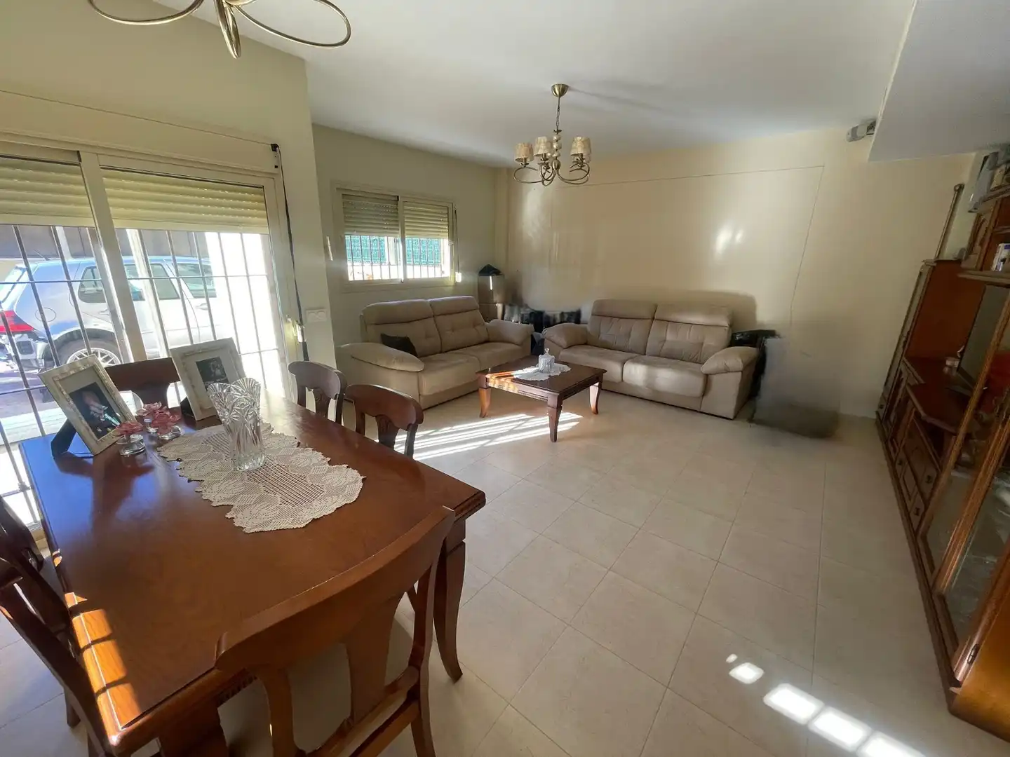 Sala d'estar de Casa adosada en venda en Alhaurín de la Torre amb Aire condicionat, Jardí privat i Terrassa