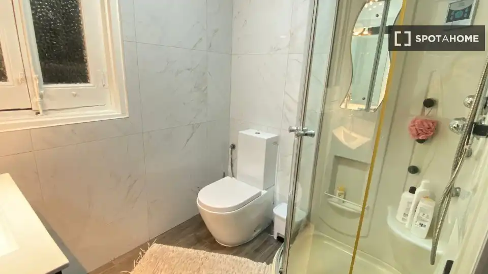 Bathroom of Flat for rent in Madrid  with Air Conditioner, Heating and Furnished