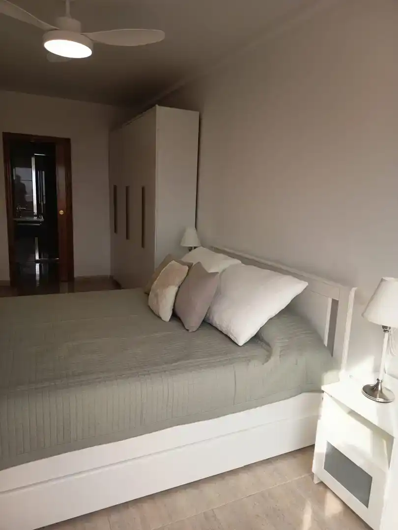 Dormitori de Apartament de lloguer en Águilas amb Aire condicionat, Moblat i Balcó