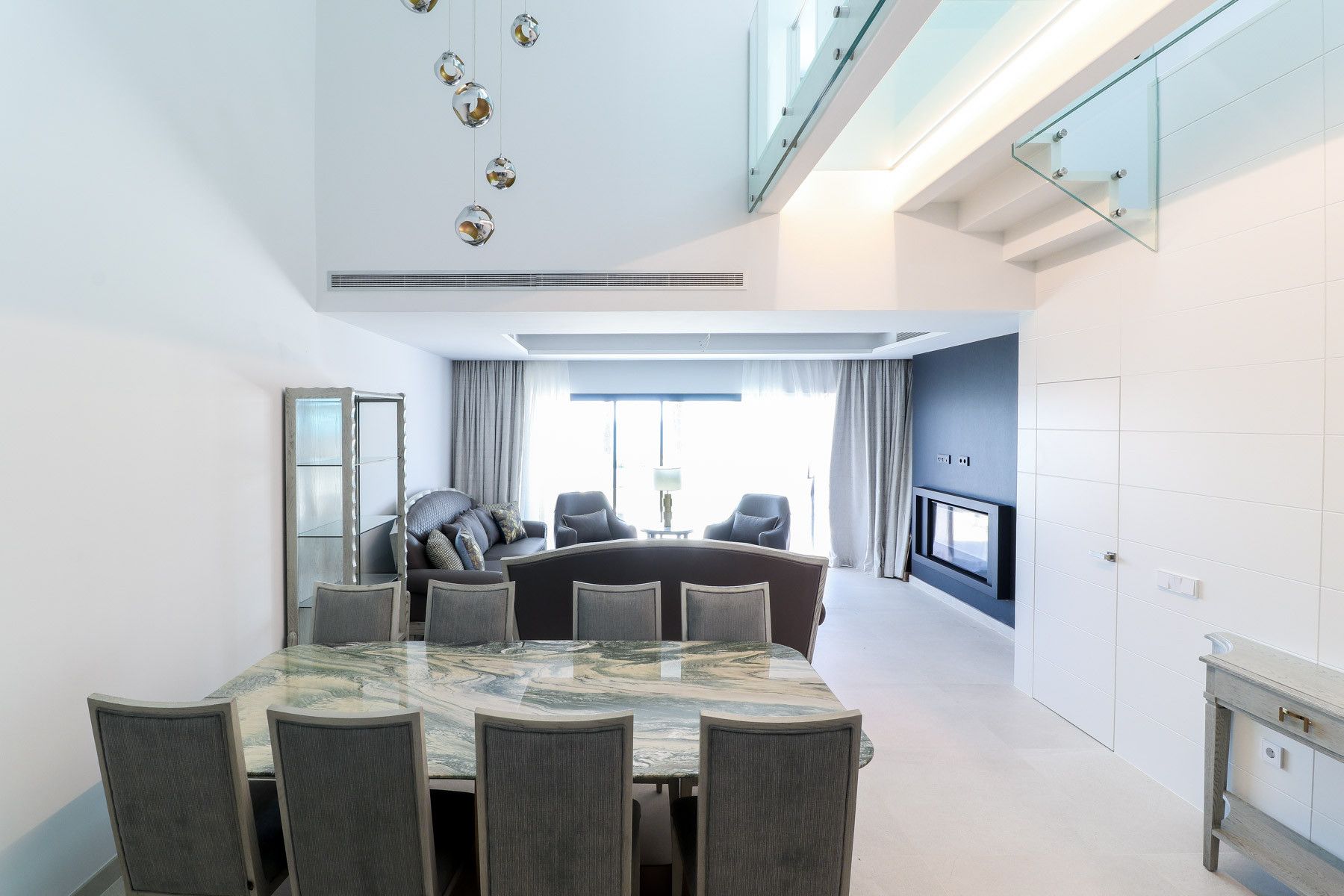 Sala d'estar de Casa adosada en venda en Estepona amb Aire condicionat, Jardí privat i Terrassa