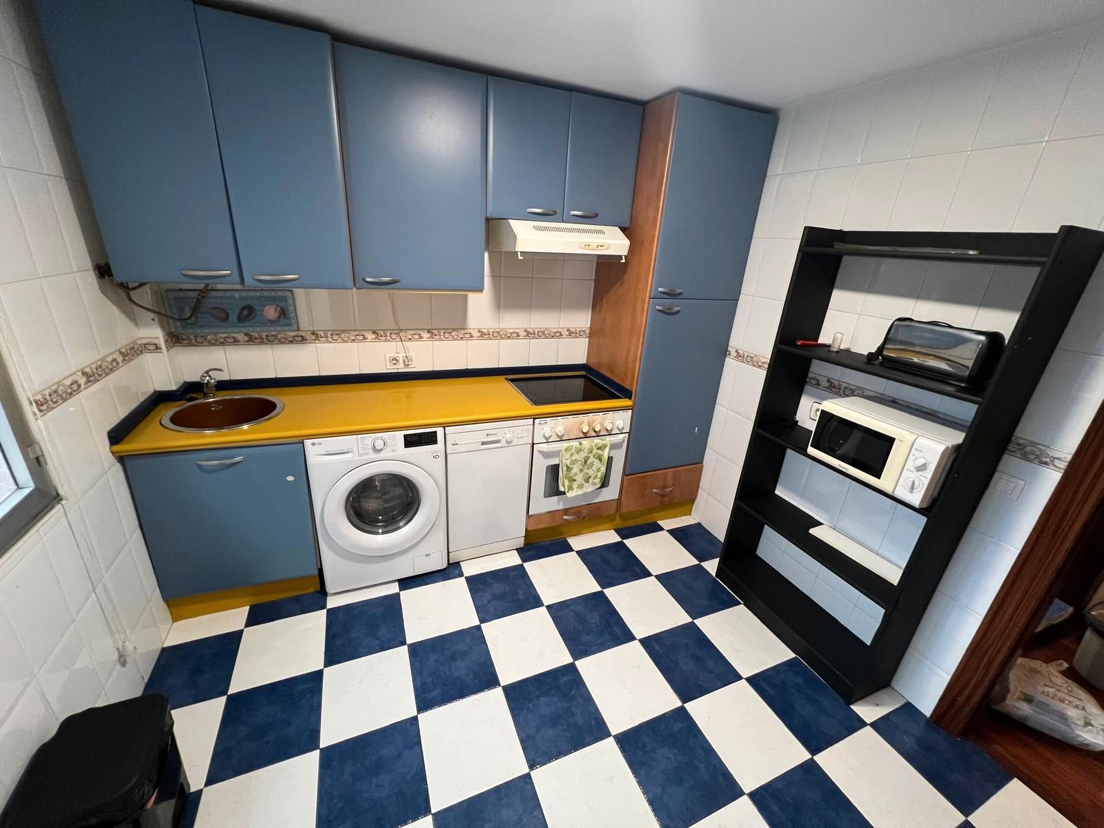 Kitchen of Flat to rent in Gijón   with Parquet flooring, Furnished and Oven