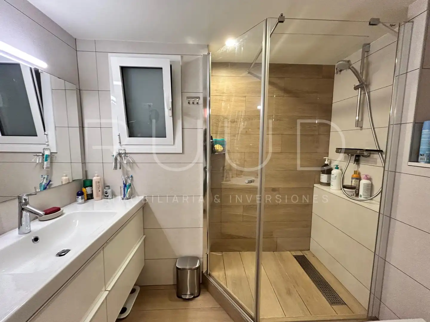 Bathroom of Flat for sale in Castelldefels  with Air Conditioner, Heating and Parquet flooring