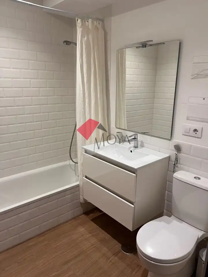 Bathroom of Apartments for rent in Vigo   with Heating and Furnished
