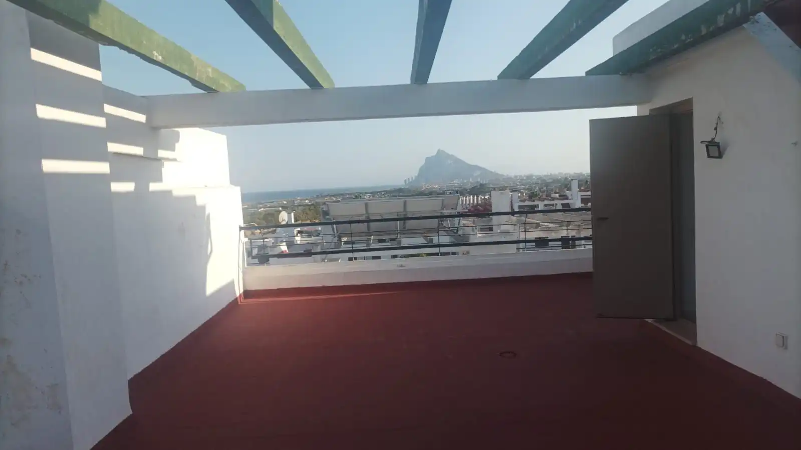 Terrassa de Casa adosada en venda en La Línea de la Concepción amb Aire condicionat, Jardí privat i Terrassa