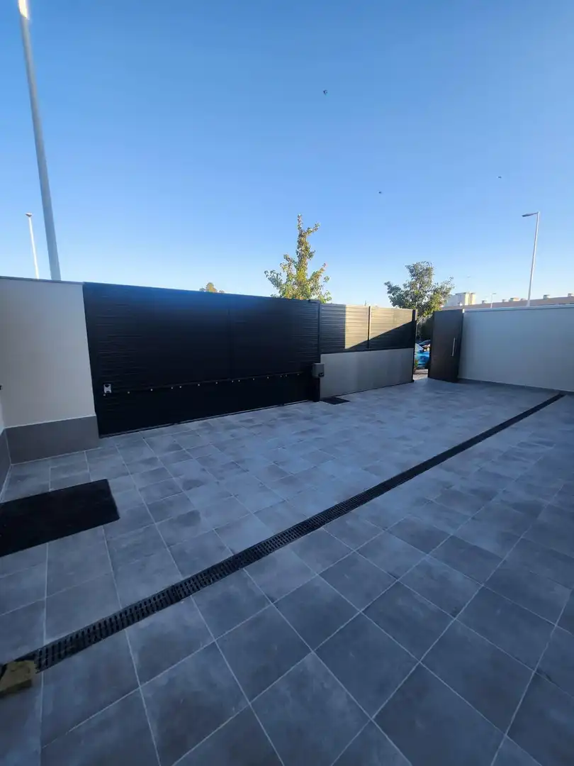 Aparcament de Casa adosada en venda en Villalbilla amb Calefacció, Jardí privat i Terrassa