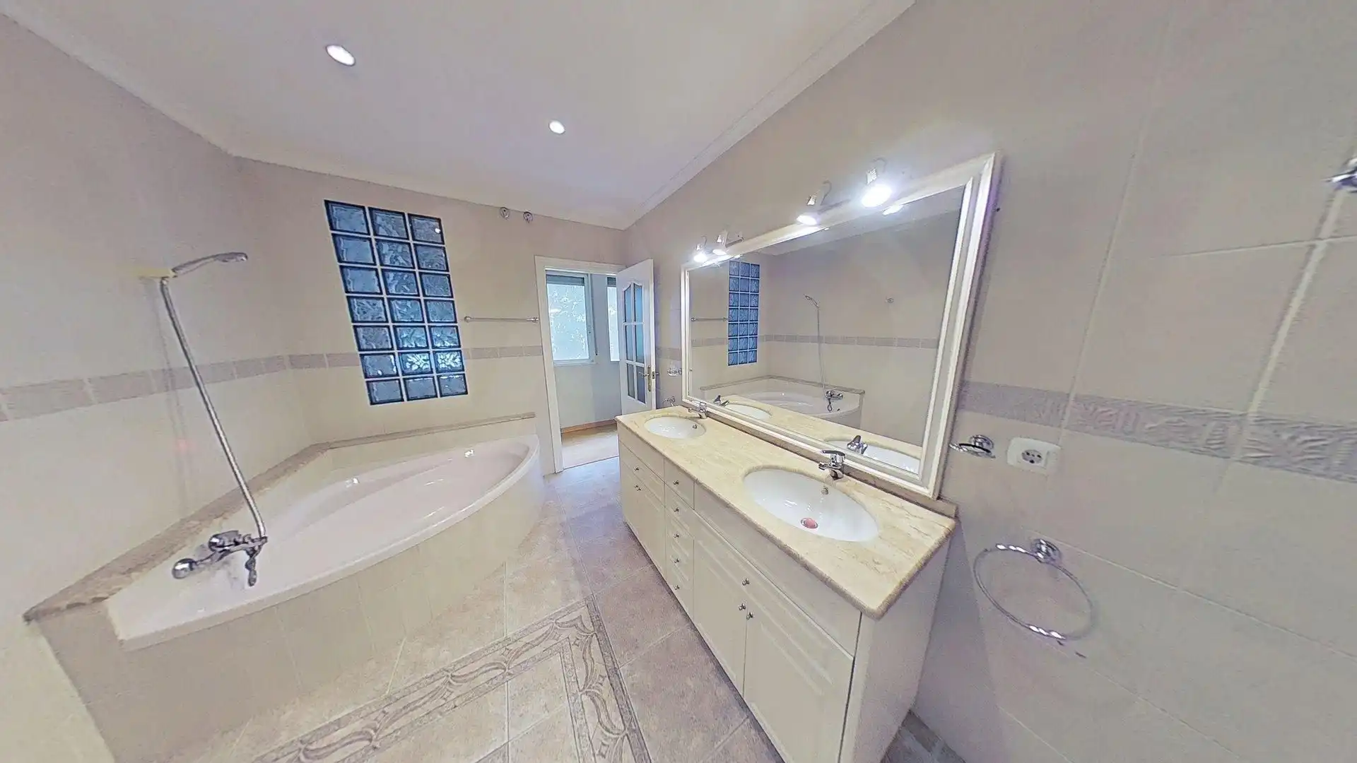 Badezimmer von Wohnung zur Miete in Centro