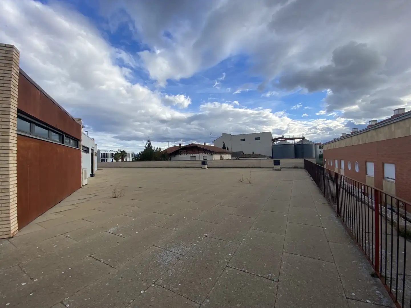 Vista exterior de Local de lloguer en  Logroño