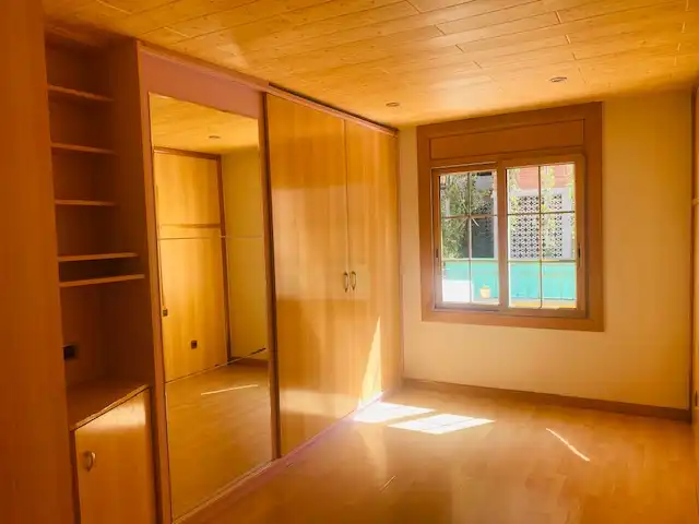 Schlafzimmer von Dachboden zum Verkauf in Santa Coloma de Gramenet mit Parkett und Ofen