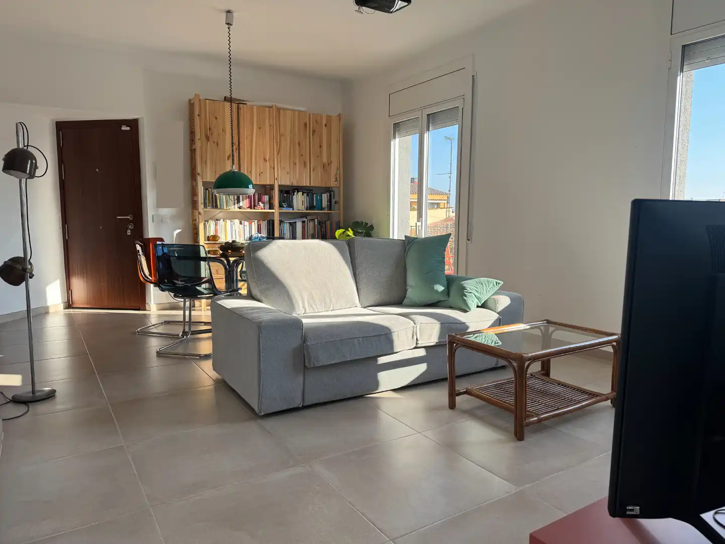 Living room of Flat for sale in Figueres  with Air Conditioner, Oven and Balcony