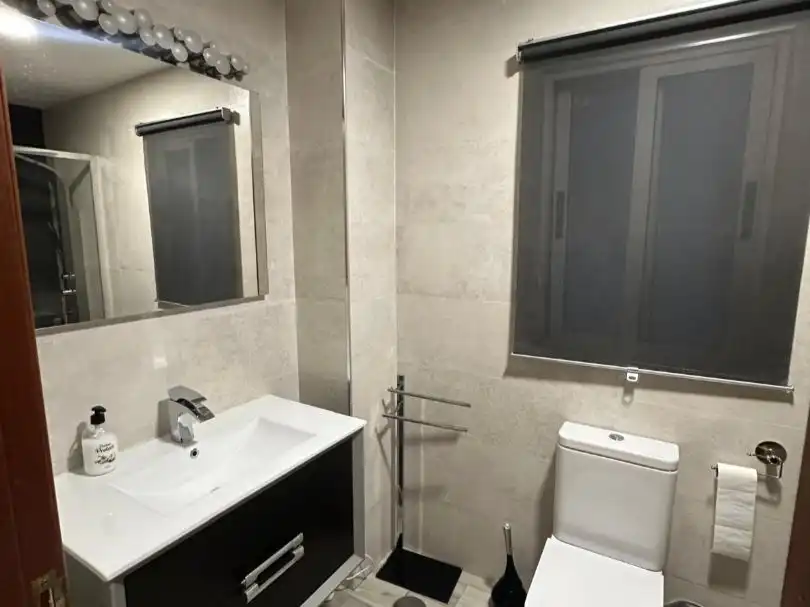 Baño de Piso de alquiler en  Granada Capital con Aire acondicionado y Balcón