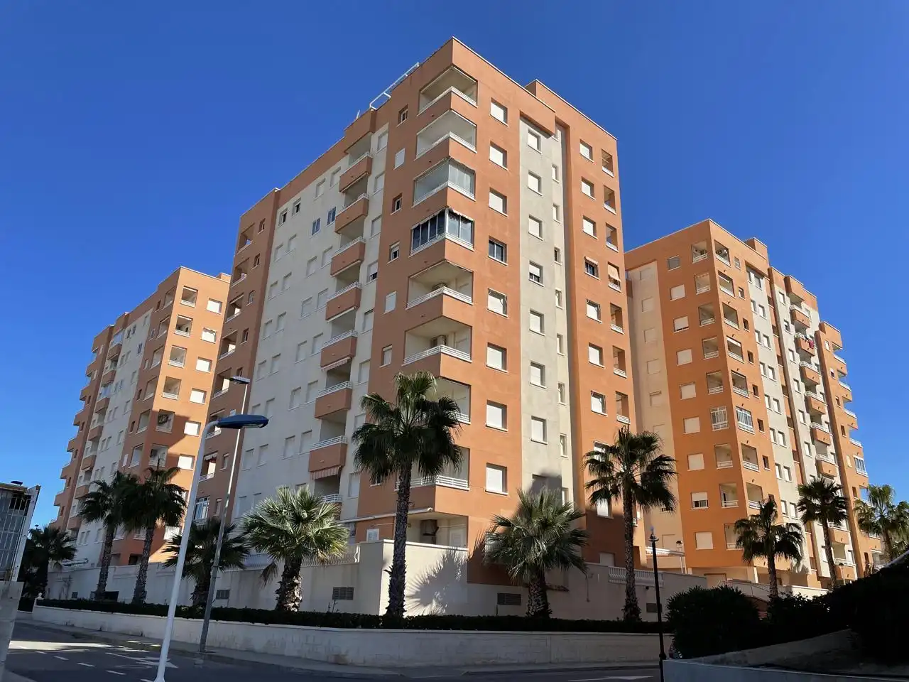 Vista exterior de Apartamento en venta en La Manga del Mar Menor con Aire acondicionado, Terraza y Piscina