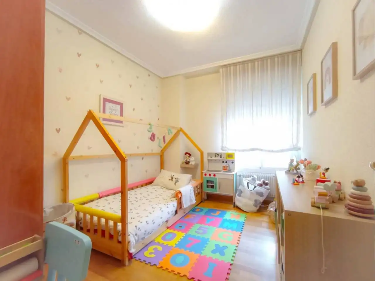 Dormitori de Apartament en venda en Burgos amb Calefacció, Parquet i Traster