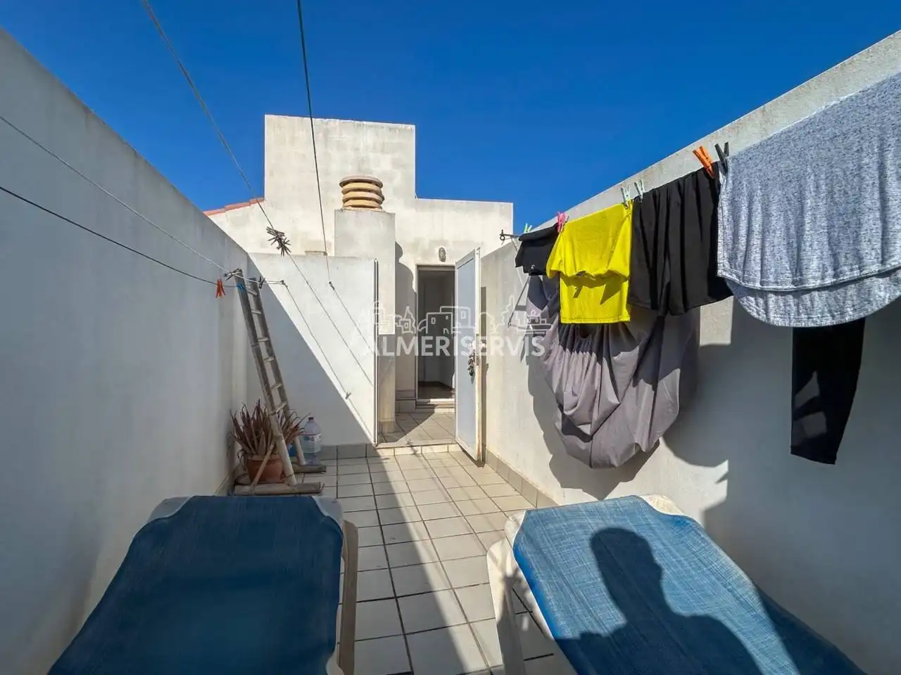 Vista exterior de Pis en venda en Roquetas de Mar amb Aire condicionat i Moblat