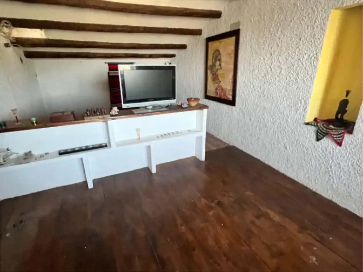 Sala d'estar de Casa adosada en venda en Belmonte de San José amb Parquet, Traster i Moblat