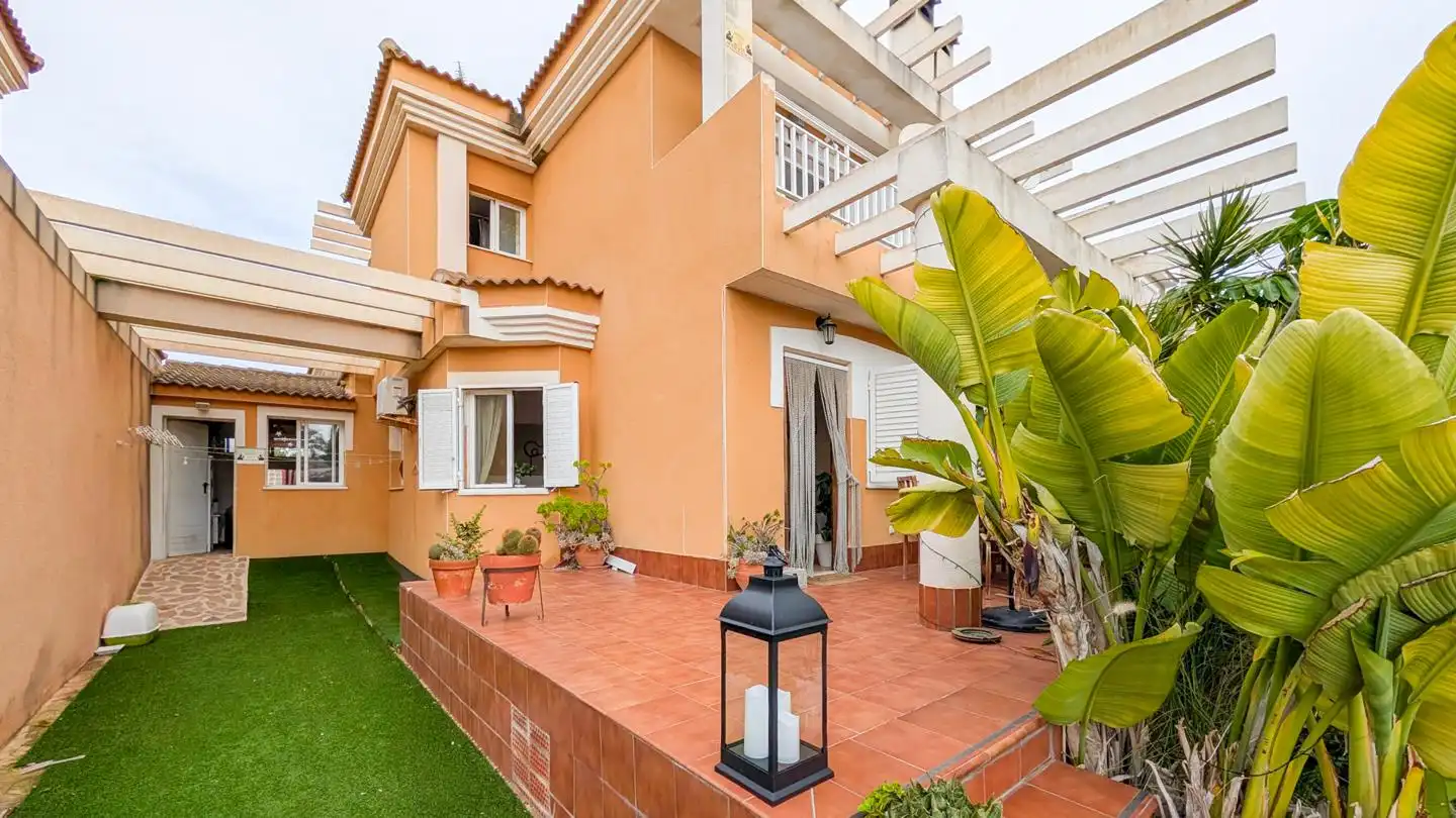 Außenansicht von Einfamilien-Reihenhaus zum Verkauf in Santa Pola mit Klimaanlage, Privatgarten und Terrasse